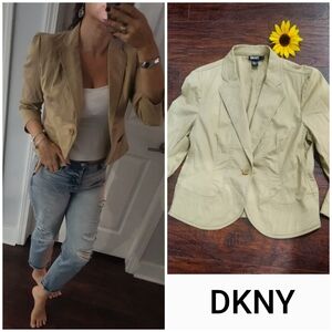 DKNY TAN ONE BUTTON BLAZER ✨️